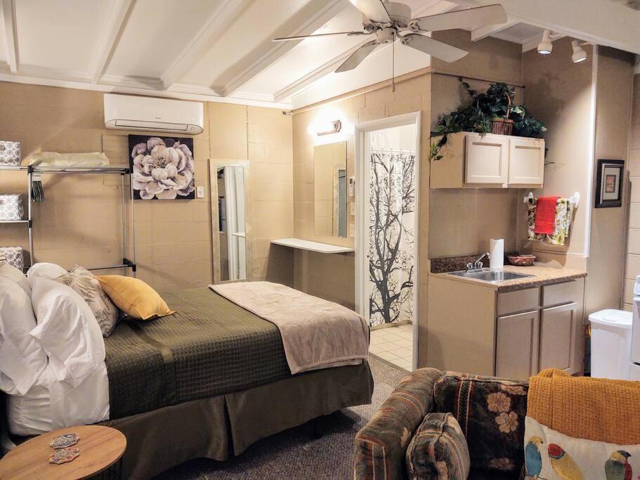 #02 - Unique Lakeside Studio Cottage- Pet Friendly 温泉城 外观 照片