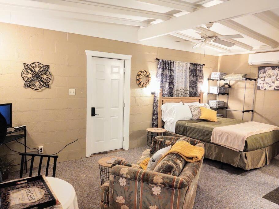 #02 - Unique Lakeside Studio Cottage- Pet Friendly 温泉城 外观 照片