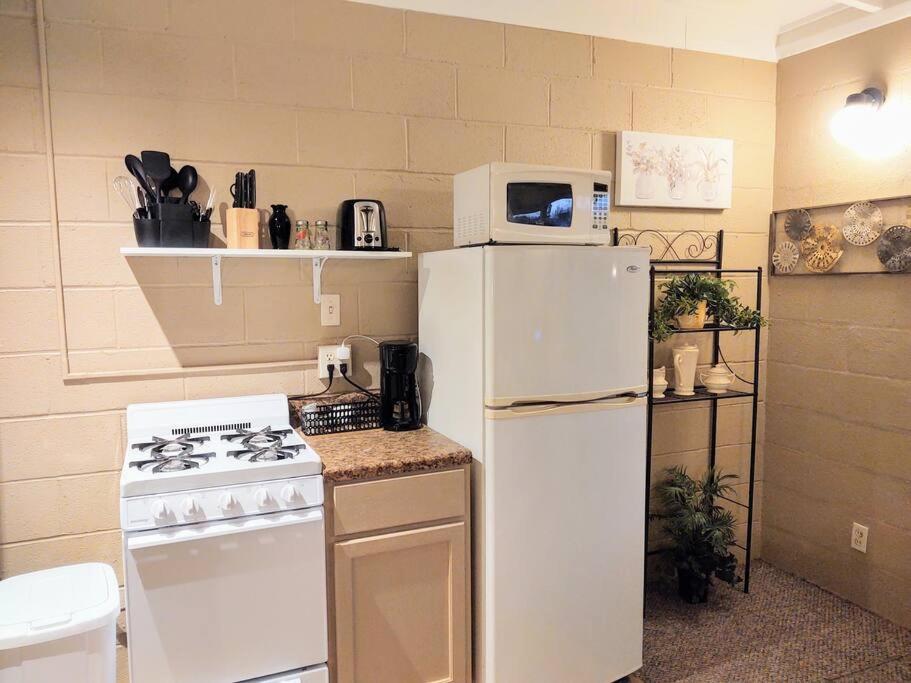 #02 - Unique Lakeside Studio Cottage- Pet Friendly 温泉城 外观 照片